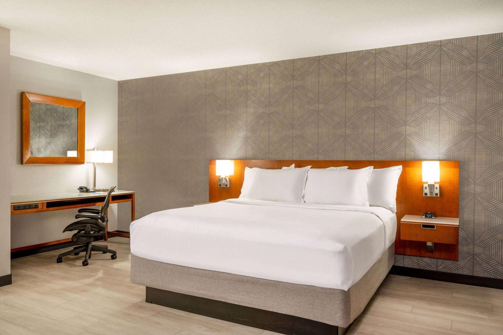 Wyndham Indianapolis Airport Hotel Exterior photo